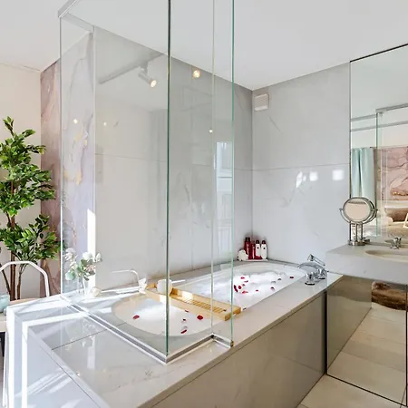 Boutique Design-suite-apartment At Best Central Location